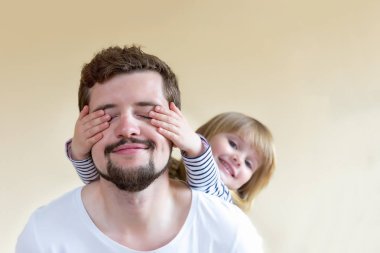 Sevimli küçük kız babası için sürpriz yapma.