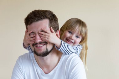 Mutlu bir aile! Küçük kız babalarının gözlerini kapatır - o yapmak