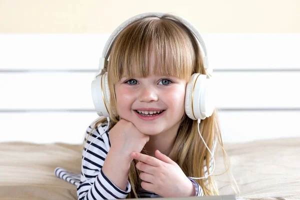 Retrato de niña con auriculares —  Fotos de Stock