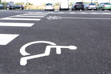 Sakatlık boş Park yeri. Park yakınında süpermarket.