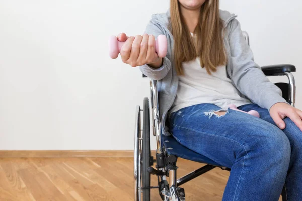 Disabled woman exercising with dumbells. — Stock Photo, Image