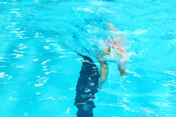 Un joven pega en la piscina . —  Fotos de Stock