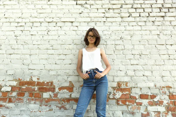 Retrato de un joven estudiante con gafas . — Foto de Stock