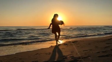 Gün batımında geri dönen anne ve kızının yavaş hareketi.