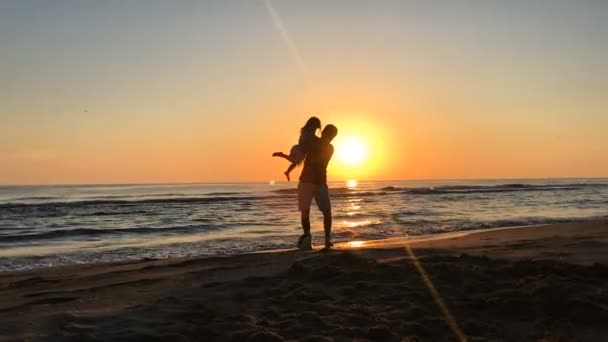Otec a dcera tančí na pláži. — Stock video