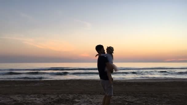 Vater und Tochter drehen sich bei Sonnenuntergang. — Stockvideo