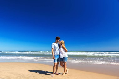 Mutlu çift kumsalda vakit geçiriyor..