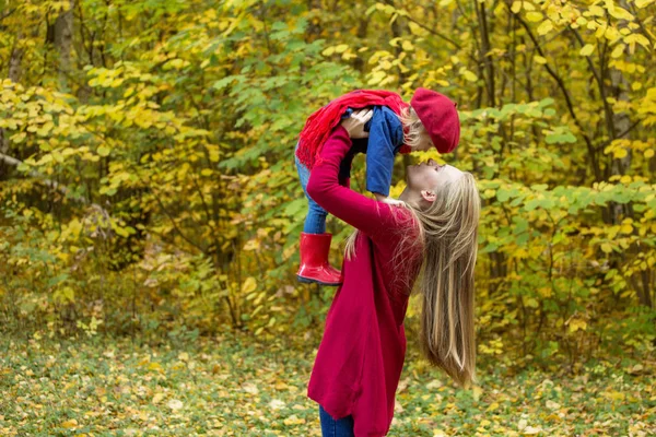 ママは秋の公園で娘を抱きしめる. — ストック写真