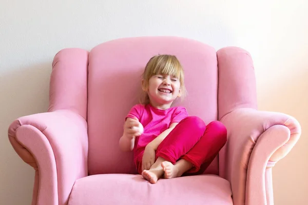 Menina brincando com banco de porquinho — Fotografia de Stock