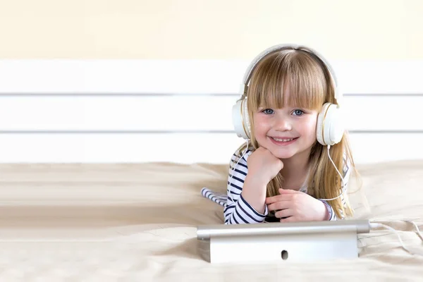 Портрет маленької дівчинки з навушниками Ліцензійні Стокові Фото