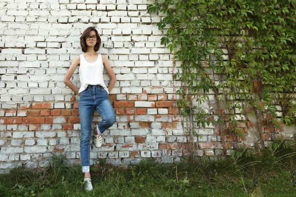 Retrato de un joven estudiante con gafas . — Foto de Stock