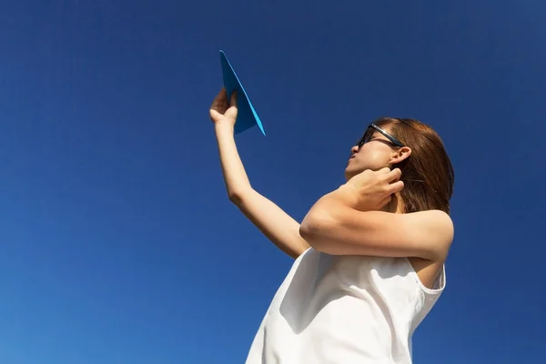 Genç genç kız bir kağıt uçak atıyor. — Stok fotoğraf