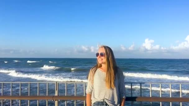 Mujer feliz mirando el sol y sonriendo . — Vídeo de stock