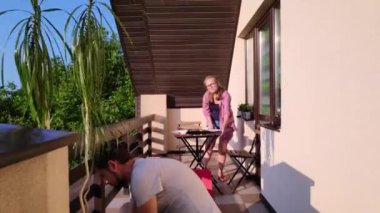 Erkek ve kadın terasta remodeling yapıyor.