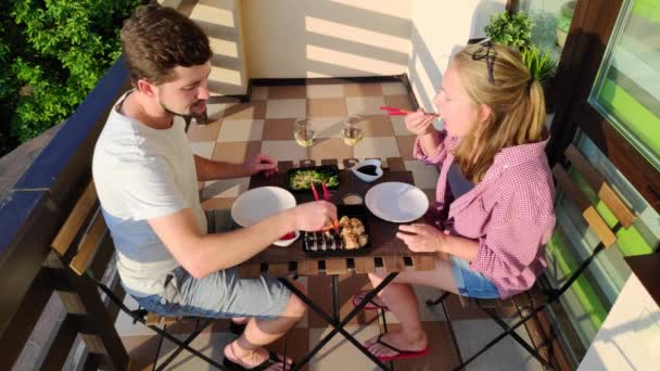 Счастливая пара ест суши на террасе — стоковое видео