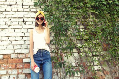 Telefonda konuşan genç bir kız..