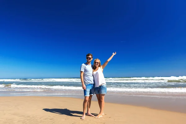 Casal feliz passar tempo na praia . — Fotografia de Stock