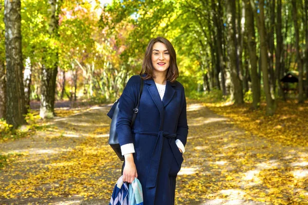 Mujer joven en el parque de otoño — Foto de Stock