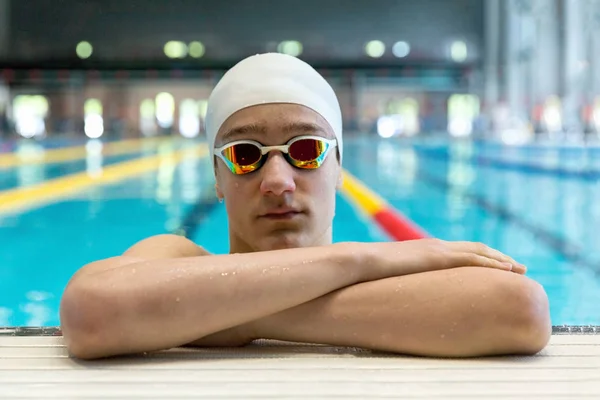 游泳池背景上游泳运动员的画像. — 图库照片