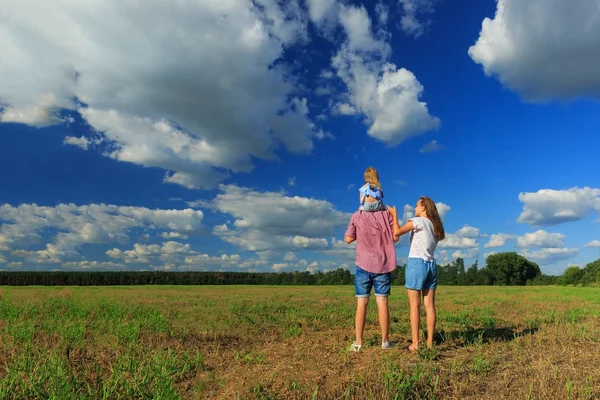 Máma s dcerou se podívej na slunce v poli pšenice. Zpět VI — Stock fotografie