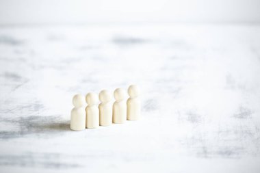 Tahta adamlar sıraya dizilir.