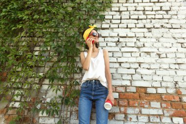 Telefonda konuşan genç bir kız..