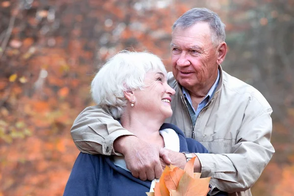 Dois idosos que amam abraços e conversa — Fotografia de Stock