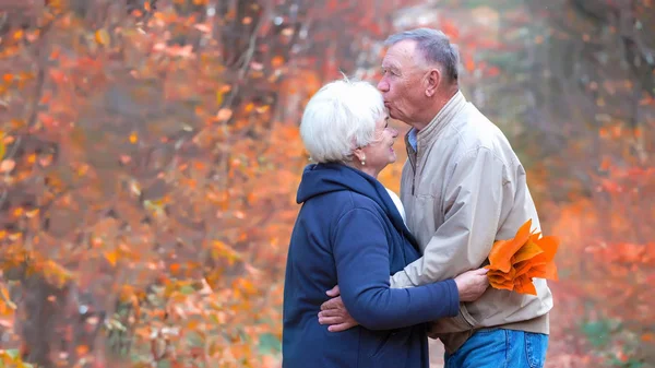 El hombre mayor besan la frente de la mujer — Foto de Stock