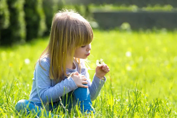 Fata cu păpădie în grădina de primăvară . — Fotografie, imagine de stoc