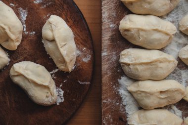 Vareniki, köfte ahşap tahta üzerinde geleneksel Rus yemeği.