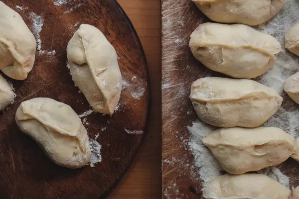 Vareniki, köfte ahşap tahta üzerinde geleneksel Rus yemeği.