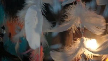 Rüya yakalayıcı yerli gecesi piyasada renkli tüyleri ve boncuk sallan