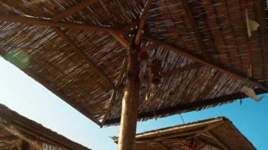 rüzgarlı sabah deniz plajda, arka planda gökyüzü saman şemsiye dekore edilmiş
