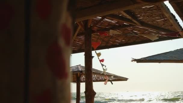 Sombrillas Paja Decoradas Playa Mar Mañana Ventosa Cielo Fondo — Vídeos de Stock