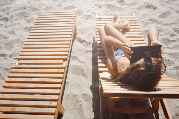 一个年轻漂亮的瘦女人在夏日沙滩上享受 眼镜的乐趣 — 图库照片