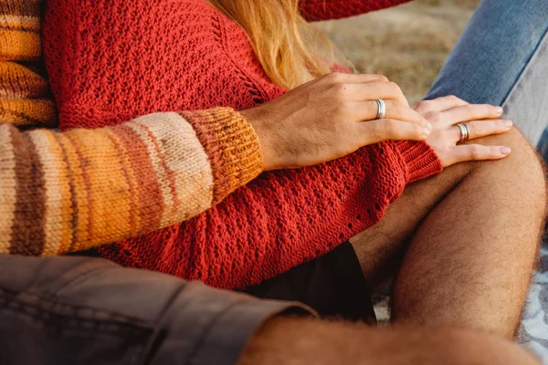 Homem Mulher Mãos Dadas Usam Alianças Casamento Abraços Nascer Sol — Fotografia de Stock