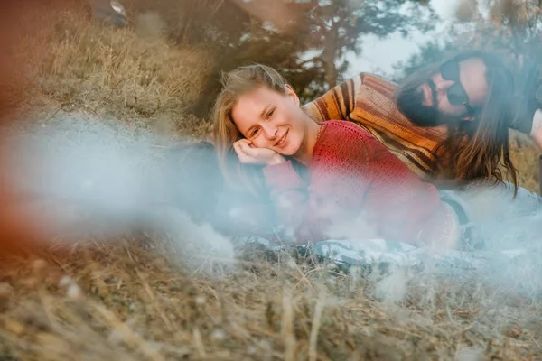 Sarışın Kadın Uzun Saçlı Esmer Adam Bir Hipster Çift Soğutma — Stok fotoğraf