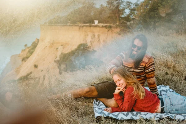 Hipster Par Blond Kvinna Och Brunett Man Med Långt Hår — Stockfoto