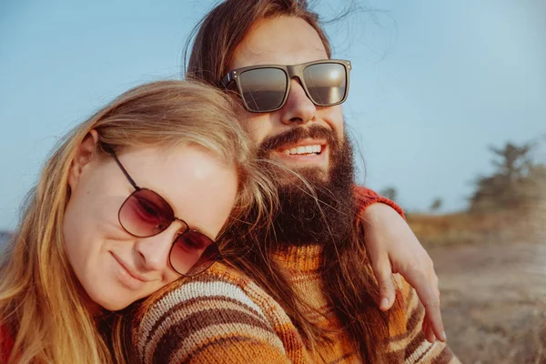 Sorrindo Casal Hipster Óculos Sol Abraçando Divertindo Livre Nascer Sol — Fotografia de Stock