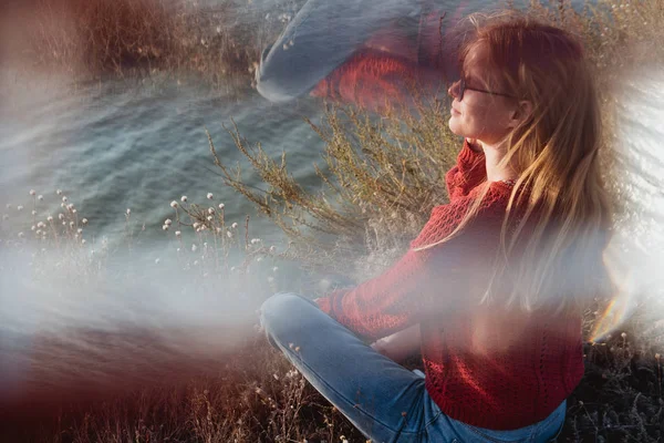 Young Rebel Gingergirl Red Sweater Smoking Rocky Coast Sea Golden — Stock Photo, Image