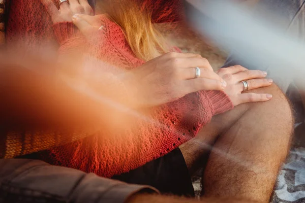 Homem Mulher Mãos Dadas Usam Alianças Casamento Abraços Nascer Sol — Fotografia de Stock