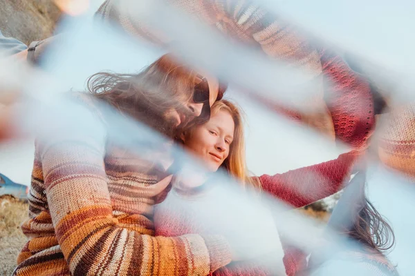 Una Coppia Hipster Donna Bionda Uomo Bruna Con Capelli Lunghi Foto Stock