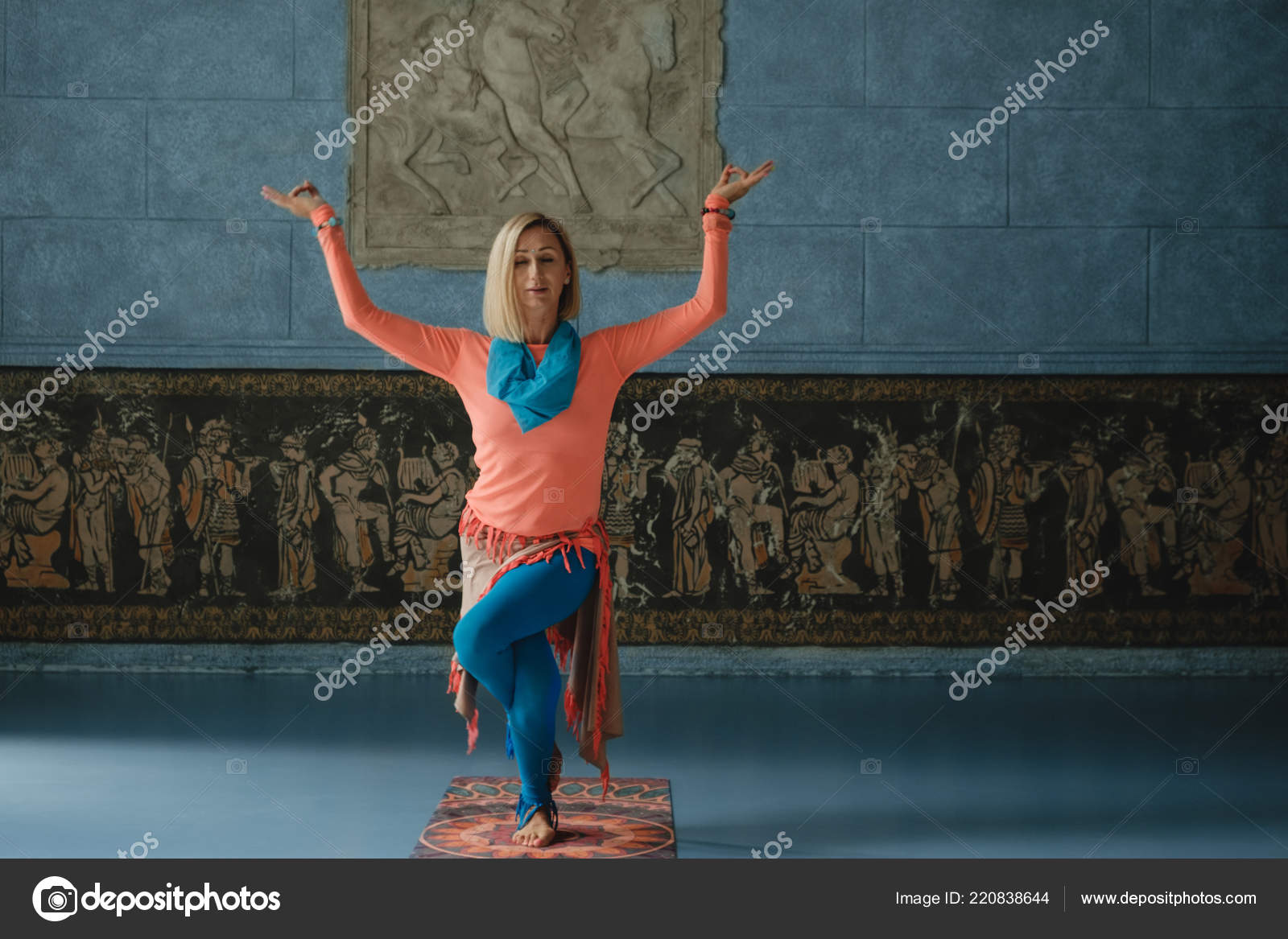 Eine Schone Reife Blonde Frau Mit Blauen Augen Machen Yoga