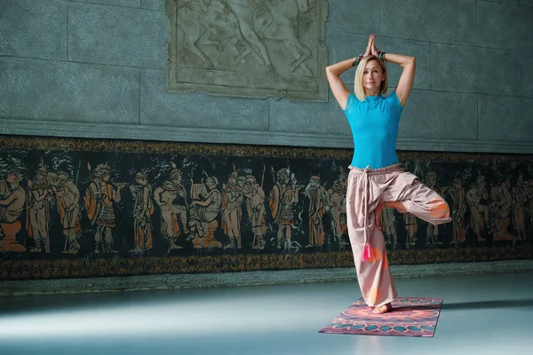Eine Schone Reife Blonde Frau Mit Blauen Augen Machen Yoga