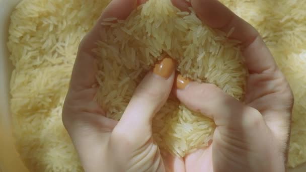 Mujer Mano Tomando Puñado Arroz Basmati Luz Natural — Vídeos de Stock