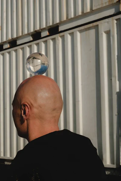 Homem Contato Malabarista Equilibrando Uma Bola Vidro Sua Cabeça Céu — Fotografia de Stock