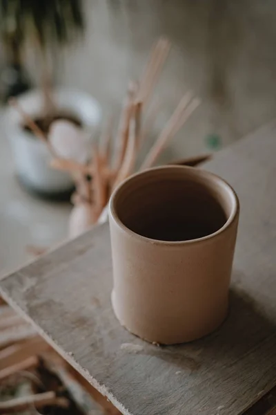 特写生陶瓷陶杯干燥在木桌上 粘土纹理 — 图库照片