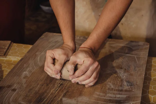 Primer plano hombre manos mezclando bola de arcilla antes de trabajar en una rueda de cerámica — Foto de Stock