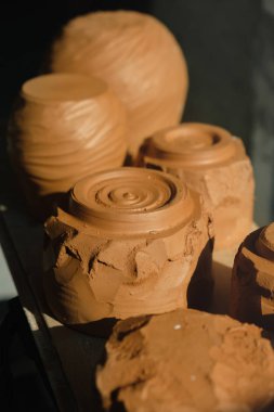 Güneşte kurutma yakın çekim ham kil çömlek chawan çay kaseler