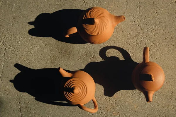 Flat lay ceramic pottery tea pots made from clay drying in the sun — Stock Photo, Image